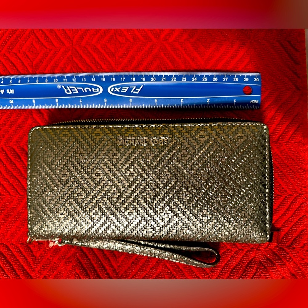MICHAEL Michael Kors Travel Continental Silver Leather Zip Around wallet NWT